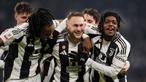 Pemain Juventus merayakan gol yang dicetak oleh Teun Koopmeiners ke gawang Cagliari pada laga 16 besar Coppa Italia 2024/2025 yang berlangsung di Juventus Stadium, Turin, Italia, Rabu (18/12/2024) WIB. (AP Photo/LaPresse/Fabio Ferrari)