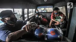 Sejumlah penumpang manaiki transportasi umum di kawasan Tanah Abang, Jakarta, Kamis (21/10/2021). Seiring memasuki PPKM Level 2, Pemprov DKI Jakarta mengizinkan seluruh moda transportasi umum menggunakan kapasitas angkut 100 persen. (merdeka.com/Iqbal S. Nugroho)