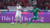 Pada pertandingan tersebut, Verdonk turut membantu Marselino Ferdinan mencetak gol pada menit ke-57. Membangun serangan dari sisi kanan, Calvin Verdonk yang mendapat kawalan ketat pemain Arab Saudi, masih bisa memberikan umpan kepada Marselino. (Bola.com/M Iqbal Ichsan)