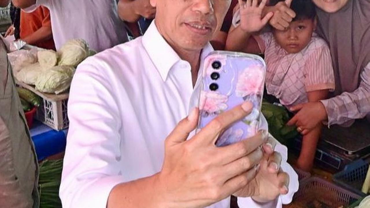 Blusukan di Pasar Sungai Ringin Sekadau, Jokowi Temukan Kenaikan Harga Bahan Pokok