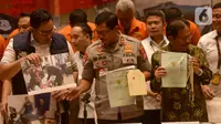 Kapolda Metro Jaya Rijen Pol Nana Sujana (tengah) bersama Menteri ATR/BPN Sofyan A. Djalil (kanan) menunjukkan barang bukti sertifikat tanah palsu saat rilis kasus sindikat mafia tanah di Jakarta, Rabu (12/2/2020). (merdeka.com/Imam Buhori)