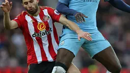 Gelandang Manchester City, Yaya Toure berusaha mengontrol bola dari kawalan penyerang Sunderland, Fabio Borini pada lanjutan Liga Premier Inggris di Stadion Light, Sunderland, (5/3). City menang atas Sunderland dengan skor 2-0. (AFP Photo / Scott Heppell)