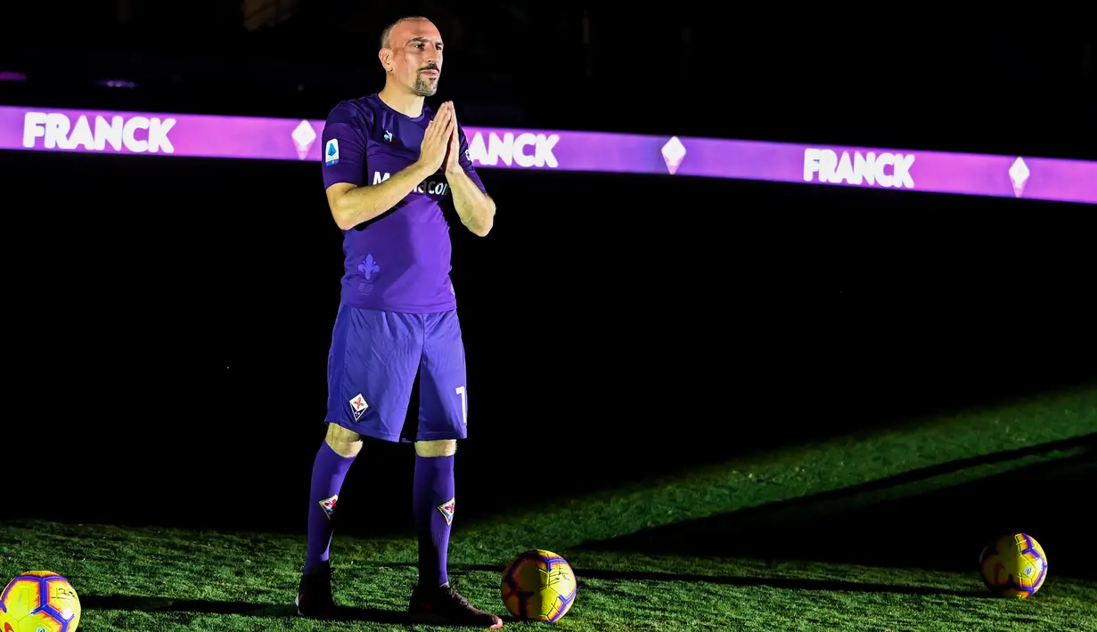 Gelandang baru Fiorentina, Frank Ribery menyapa para fans perkenalan resmi dirinya di Florence, Italia (22/8/2019). Ribery menjadi pembelian kelima Fiorentina musim panas ini. Sebelumnya La Viola mendatangakn Pol Lirola, Milan Badelj, Kevin-Prince Boateng dan Erick Pulgar. (AFP Photo/Andreas Solaro)