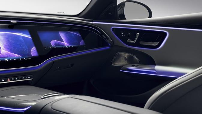 Ambient light tersebar di seluruh interior E-Class ini, sehingga suasana di dalam kabin bisa disesuaikan dengan mood pengemudi atau penumpang.  Selain itu, kehadirannya juga memberikan kesan modern.  Sedan mid-size ini tersedia dengan pilihan audio premium dari Burmester dengan 21 speaker dengan daya 730 watt.  (Sumber: caranddriver.com)