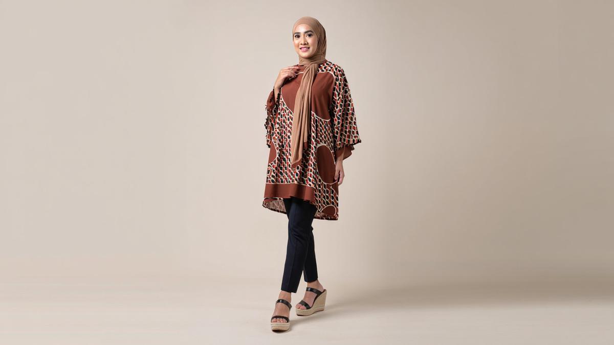 10 Model Baju Batik Terbaru yang Cocok untuk Wanita Berhijab, Sedang Tren di 2025