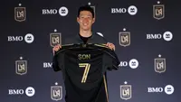 Pemain baru Los Angeles Lakers, Son Heung-min berfoto dengan memegang jersey miliknya dalam acara konferensi pers di BMO Stadium, Los Angeles, Amerika, Rabu (06/08/2025) waktu setempat. (AFP/Getty Images/Kevork Djansezian)