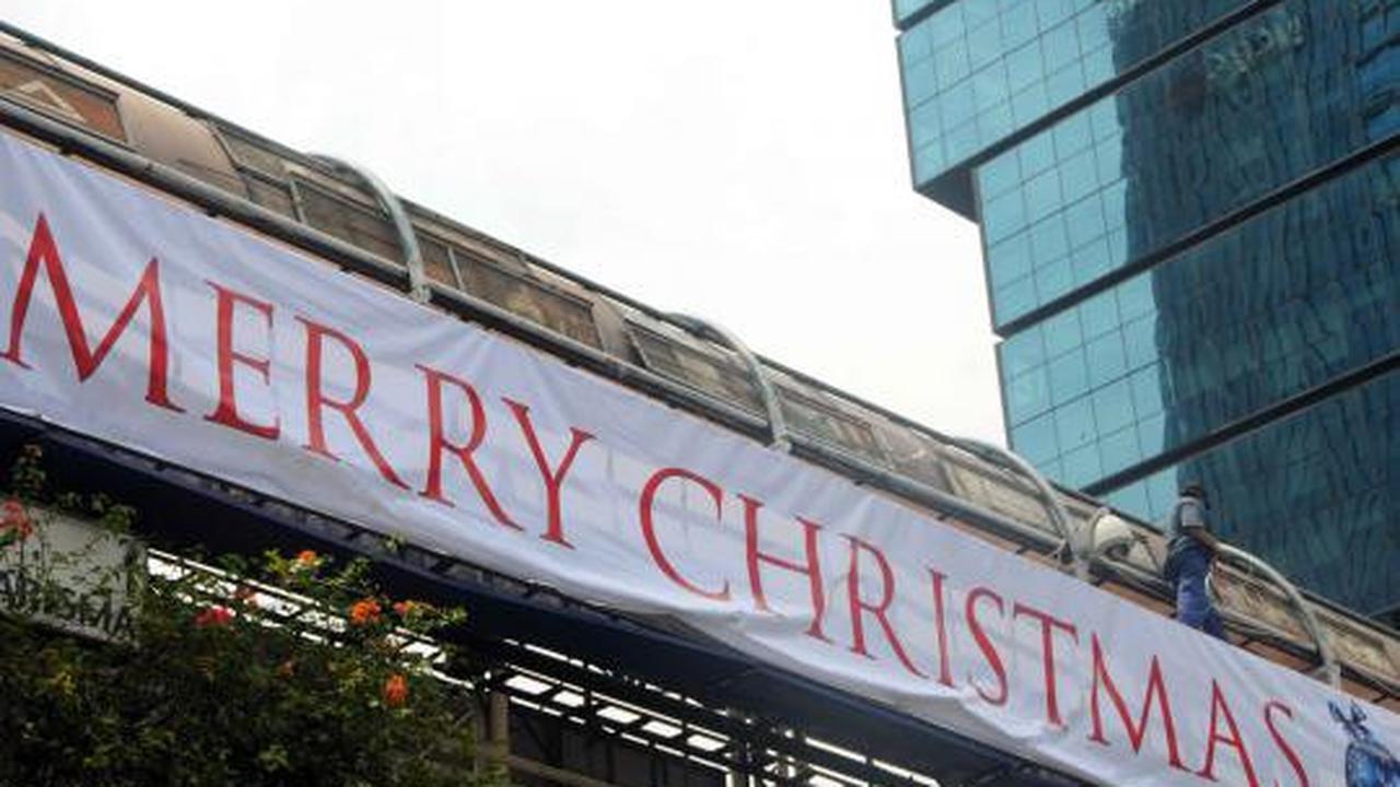Spanduk Natal hiasi jembatan penyeberangan Tosari 