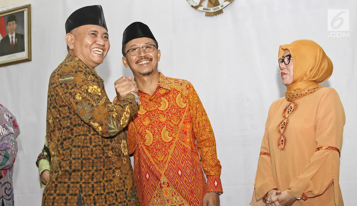 Ketua KPK, Agus Rahardjo berjabat tangan dengan Direktur Penuntutan Supardi usai pelantikan di gedung KPK, Jumat (6/4). Supardi yang sebelumnya menjabat Plt direktur penuntutan diangkat menjadi direktur penuntutan definitif. (Liputan6.com/Herman Zakharia)