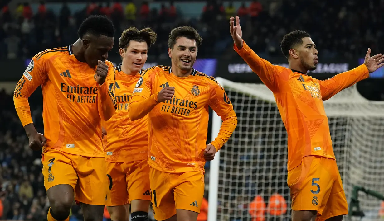 Pemain Real Madrid merayakan gol comeback kemenangan yang dilesatkan oleh Jude Bellingham (kanan) dalam laga leg 1 babak playoff Liga Champions 2024/2025 melawan Manchester City di Etihad Stadium, Manchester, Inggris, Rabu (12/02/2025) WIB. (AP Photo/Dave Thompson)