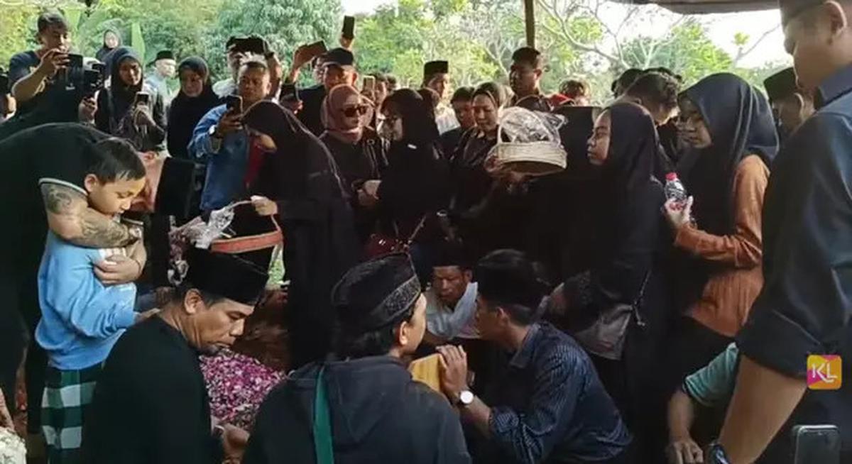 10 Potret Suasana Pemakaman Mpok Alpa, Diiringi Tangis Keluarga dan Sahabat