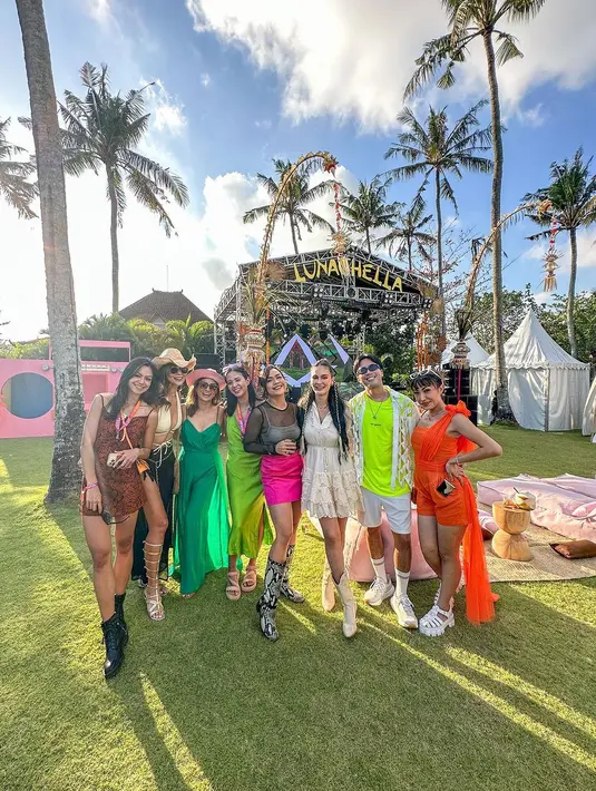 <p>Juga sahabat Luna, Marianne yang tampil dalam balutan jumpsuit hijau cerah.</p>