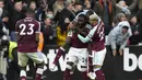 Bek West Ham United, Arthur Masuaku (26) berselebrasi usai mencetak gol ke gawang Chelsea pada pertandingan lanjutan Liga Inggris di stadion London di London Timur (4/12/2021). Atas hasil ini, West Ham memperkokoh posisinya di urutan keempat dengan 27 poin. (AP Photo/Alastair Grant)