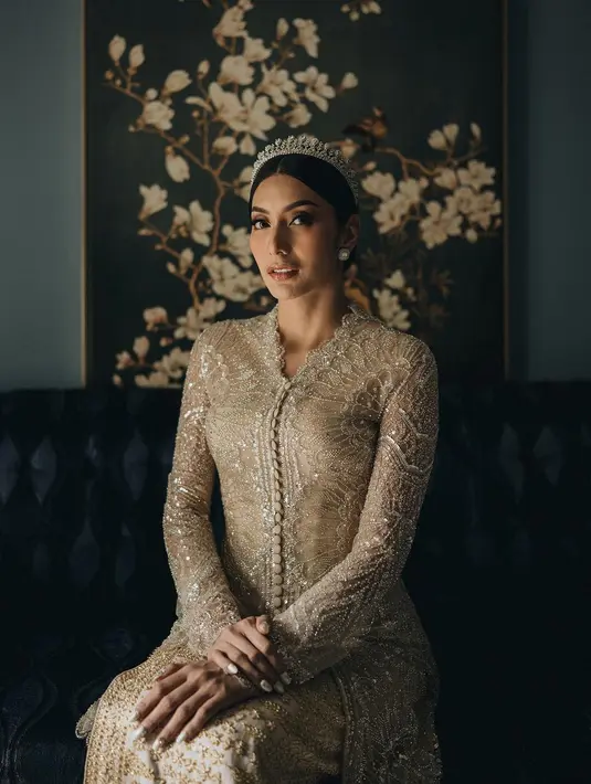 Mengutip dari story Didiet Maulanan di akun Instagramnya, penampilan busana rancangannya ini terinspirasi dari Melayu Tamiang. Melayu Tamiang merupakan salah satu suku di Aceh, asal dari Tengku Tezi. [Foto: Instagram/morden.co]