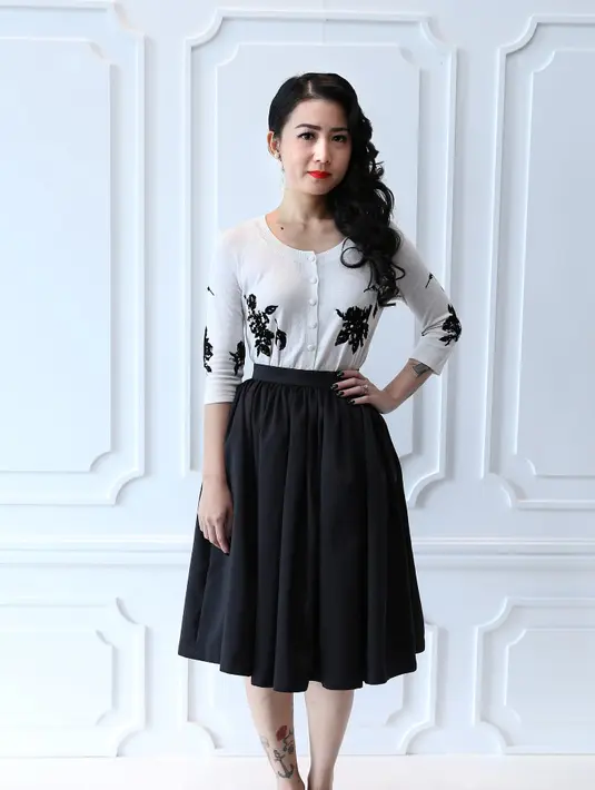 'Kalau adat Jawa pakai paes, lalu lipstiknya warna soft maka pengantinnya tidak akan kelihatan (mencolok),' ujar Pupu.  