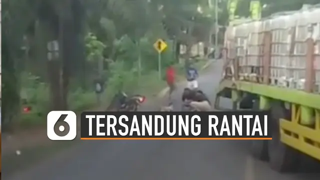 VIDEO: Tak Sabar Menunggu, Pemotor Tersandung Rantai Truk