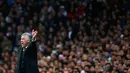 Pelatih Real Madrid, Carlo Ancelotti memberi instruksi kepada anak asuhnya pada laga Liga Spanyol di Santiago Bernabeu, Spanyol, (1/3/2015). Real Madrid bermain imbang dengan Villareal (1-1).  (Reuters/Susana Vera)
