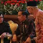 Presiden Joko Widodo berdiskusi dengan Wakil Presiden Ma'ruf Amin dan Menkeu Sri Mulyani saat acara penyerahan Daftar Isian Pelaksanaan Anggaran (DIPA) dan Daftar Alokasi Transfer Daerah serta Dana Desa  Tahun 2020 di Istana Negara, Jakarta, Kamis (14/11/2019). (Liputan6.com/Angga Yuniar)