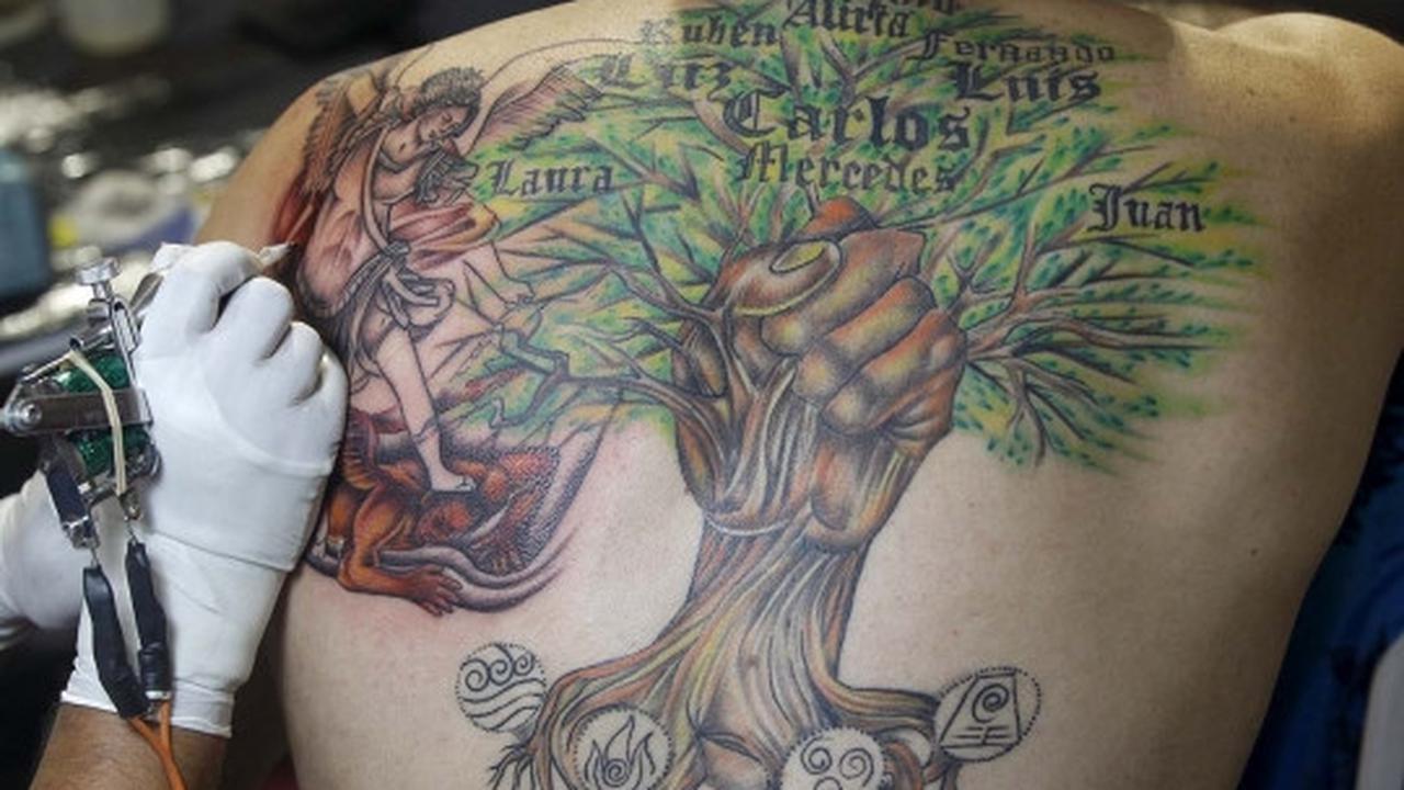Aksi penggila tato nekat punggung ditindik dan digantung di pohon