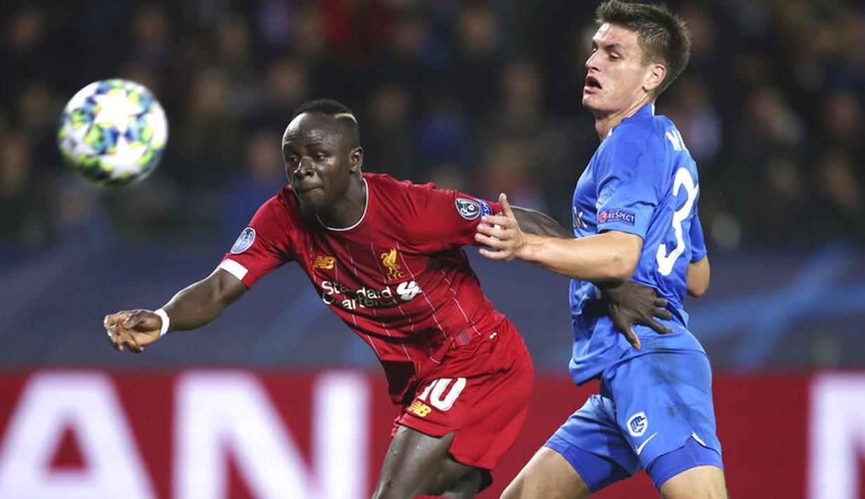 Penyerang Liverpool, Sadio Mane, berebut bola dengan pemain KRC Genk, Joakim Maehle, pada laga Liga Champions 2019 di KRC Genk Arena, Rabu (23/10). Liverpool menang 4-1 atas KRC Genk. (AP/Francisco Seco)