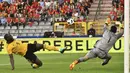 Aksi pemain Belgia, Romelu Lukaku mengecoh kiper Kosta Rika, Keylor Navas pada laga uji coba di King Baudouin stadium, Brussels, (11/6/2018). Belgia menang 4-1. (AP/Geert Vanden Wijngaert)