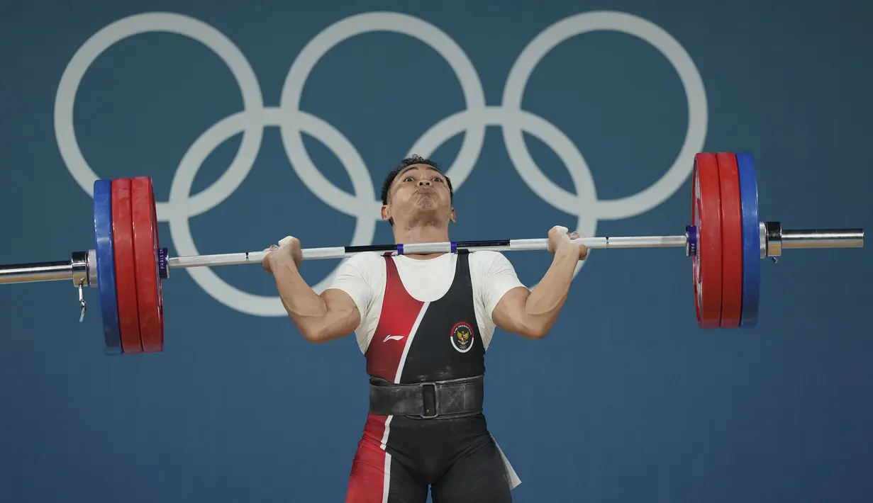 Lifter Indonesia, Eko Yuli Irawan saat gagal melakukan angkatan clean and jerk cabor angkat besi Olimpiade Paris 2024 di South Paris Arena, Paris, Prancis, Rabu (07/08/2024). (AP Photo/Kin Cheung)