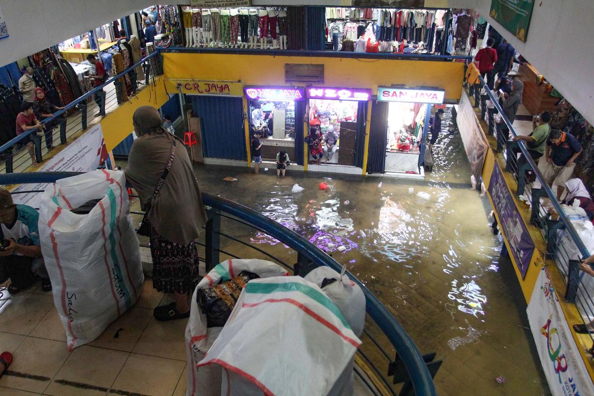FOTO: Banjir Akibat Hujan Deras Ganggu Aktivitas Perdagangan di Pasar Cipulir