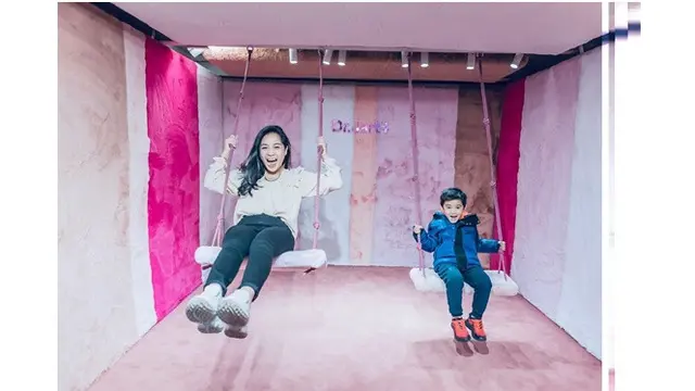 Nagita dan Rafathar terlihat begitu bahagia saat liburan di Korea Selatan.