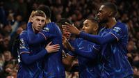 Gelandang Chelsea, Cole Palmer (kiri) merayakan dengan rekan setimnya setelah tendangannya yang terdefleksi membuat skor menjadi 2-1 saat pertandingan sepak bola Liga Premier Inggris melawan West Ham United di Stamford Bridge, London pada 3 Februari 2025. (Adrian Dennis/AFP)