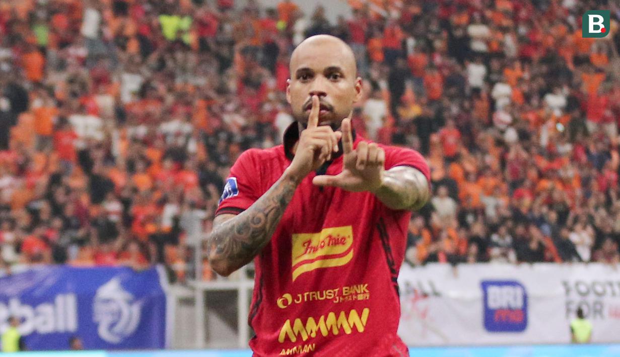 Pemain Persija Jakarta, Gustavo Almeida, melakukan selebrasi setelah mencetak gol ke gawang Barito Putra pada laga BRI Liga 1 2024/2025 di Jakarta International Stadium, Sabtu (10/8/2024). Persija menang tiga gol tanpa balas. (Bola.com/Abdul Aziz)