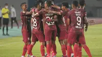 Para pemain Persis Solo merayakan gol ke gawang PSG Pati pada laga pembuka Liga 2 2021, Minggu (26/9/2021) malam WIB. (Bola.com/Vincentius Atmaja)