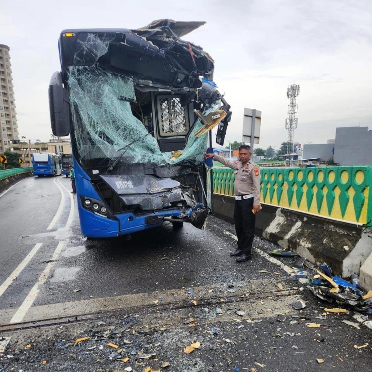 Transjakarta adu banteng di Cipulir