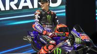 Fabio Quartararo mengaku sangat antusias dengan perubahan besar ini. Juara dunia 2021 itu berharap transisi ke mesin V4 bisa membawanya kembali kompetitif ke perebutan gelar juara dunia. Tampak dalam foto, pembalap Monster Energy Yamaha, Fabio Quartararo saat tampil pada perkenalan motor baru Yamaha untuk mengarungi MotoGP 2026 di Jakarta, Rabu (21/1/2026). (Bola.com/M Iqbal Ichsan)