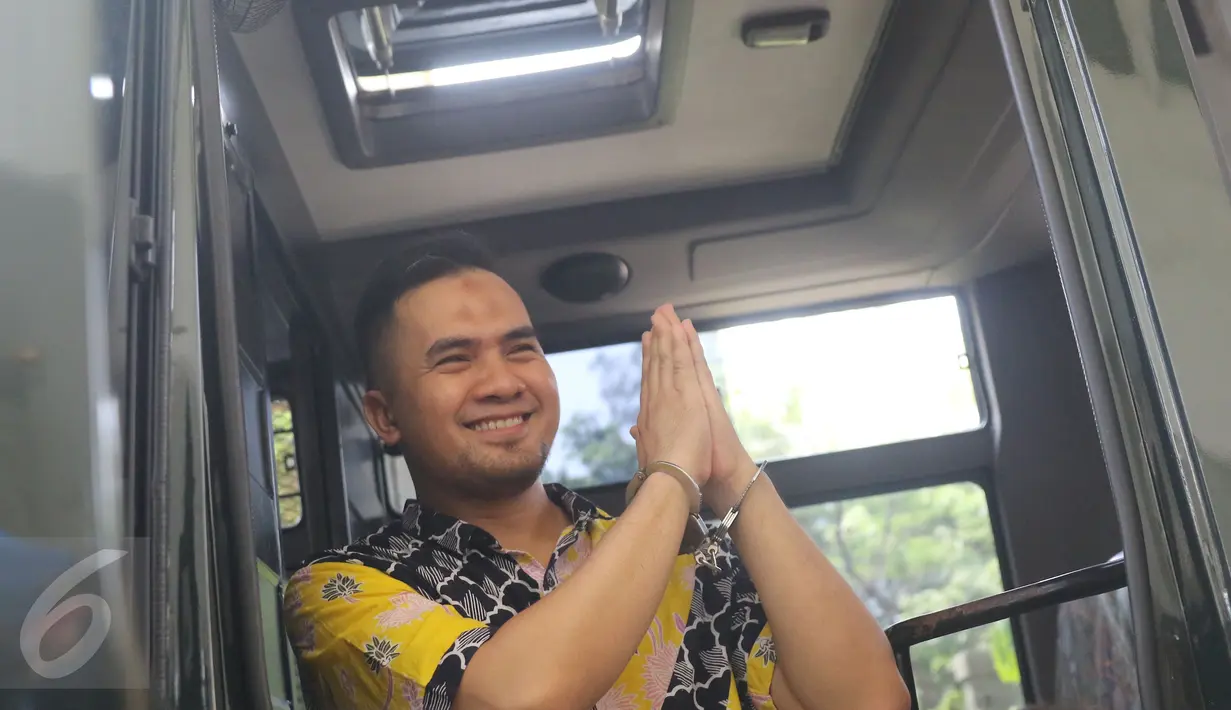 Penyanyi Dangdut, Saipul Jamil (tengah) menyapa awak media saat tiba di pengadilan Jakarta Utara, Kamis (21/04). Selama proses persidangan ini Saipul Jamil dititipkan di Rumah Tahanan (Rutan) Cipinang. (Liputan6.com/Herman Zakharia)