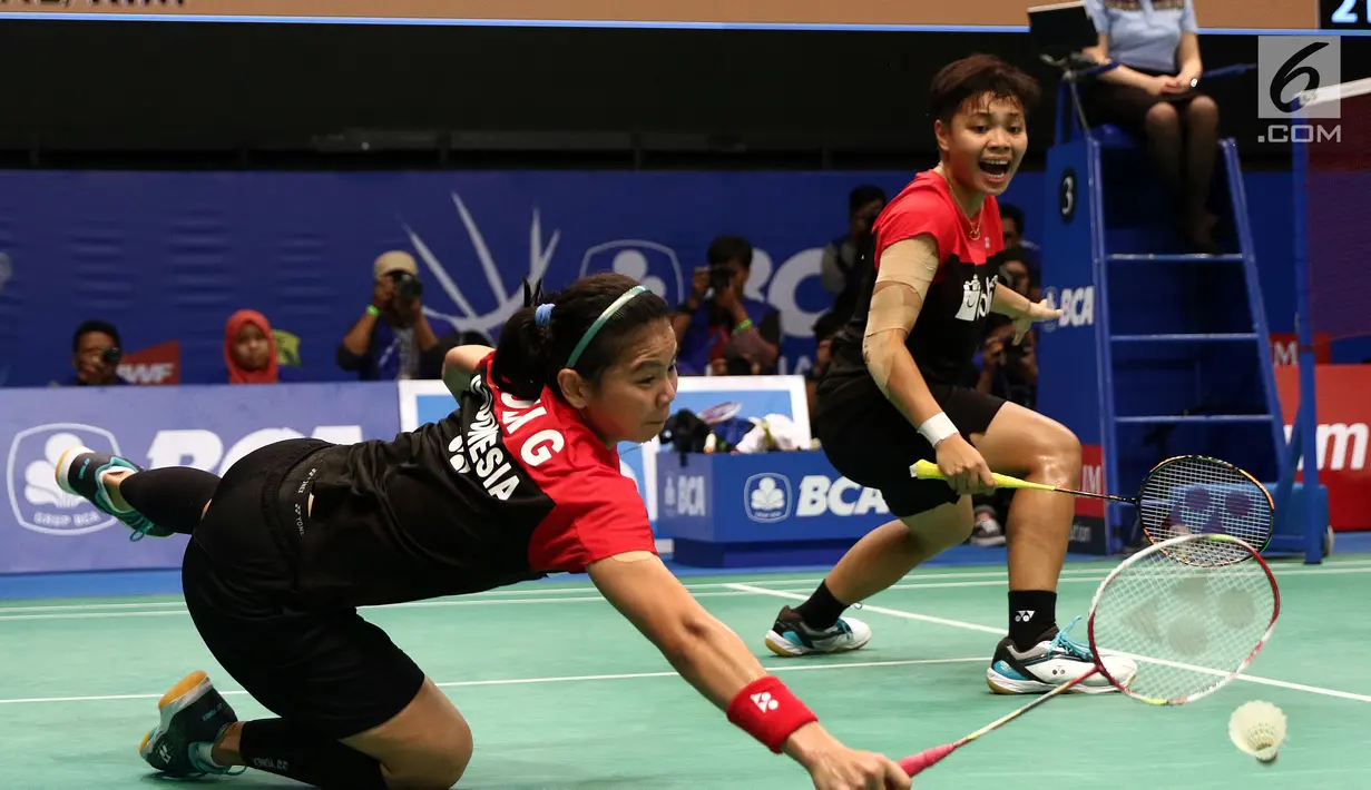 Ganda Putri Indonesia, Greysia Polii/Apriyani Rahayu terjatuh saat melawan Chae Yoo Jung/Kim So Yeong (Korsel) di Babak 32 Besar Indonesia Open 2017, Jakarta, Rabu (14/6). Greysia/Rahayu unggul 15-21. 21-23, 21-14. (Liputan6.com/Helmi Fithriansyah)