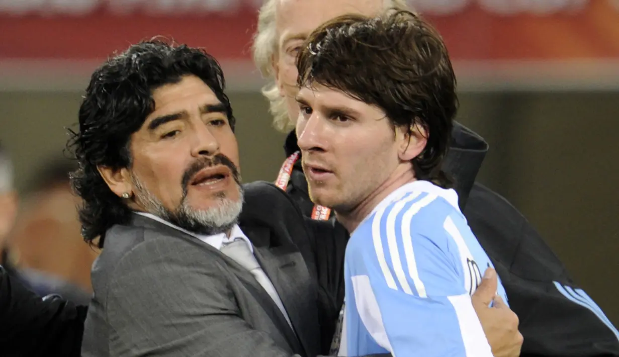 (3/7/2010) - Diego Maradona yang menjadi pelatih Argentina di Piala Dunia 2010 memeluk striker Lionel Messi setelah partai perempatfinal melawan Jerman di Green Point Stadium, Cape Town. (AFP/Javier Soriano)