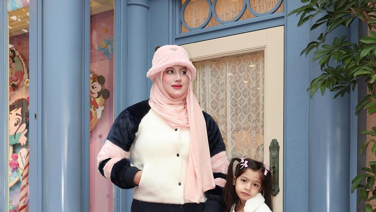 Gaya OOTD Tasyi Athasyia di Tokyo Kembaran dengan Suami dan Anaknya