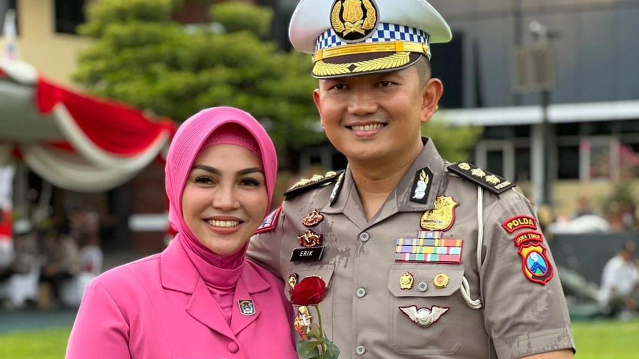 Dengan seragam dinas kepolisian kebanggaanya, Ia terlihat begitu gagah. Tak hanya itu, sang istri yang berdiri di sebelahnya juga tampak begitu memukau dengan seragam Bhayangkari. <br>