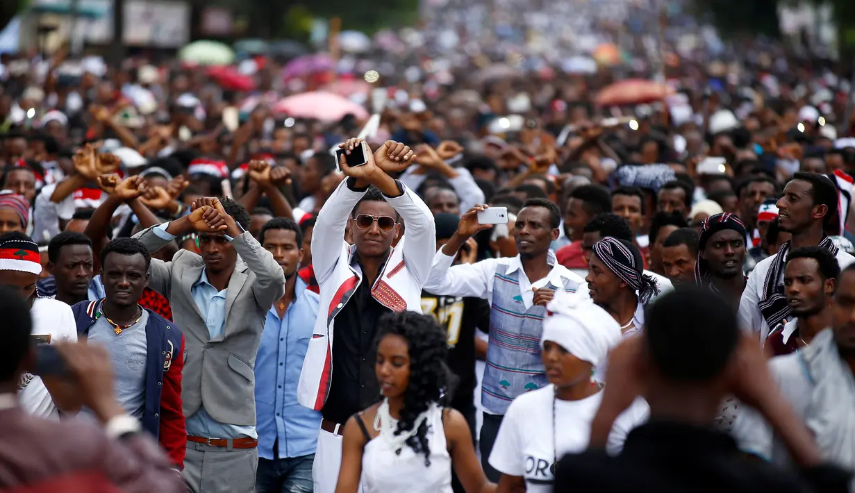 Festival tahunan masyarakat Oromo berubah menjadi protes anti-pemerintah di kota Bishoftu, Ethiopia, Ahad (02/10). Pemerintah Ethiopia menyatakan 52 orang tewas dan ratusan orang terluka. (REUTERS/Tiksa Negeri) 