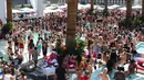 Sejumlah tamu saat menghadiri acara "Karnaval Del Sol" pesta kolam renang di Drai Beach Club - Nightclub di The Cromwell Las Vegas pada 29 Mei 2016. (Ethan Miller/Getty Images/AFP)
