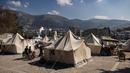 Sejumlah tenda berdiri di sebuah kamp pengungsian di Antakya, Turki Selatan, pada 22 Februari 2023. Gempa berkekuatan 6,4 magnitudo kembali mengguncang provinsi selatan Turki, Hatay, dan Suriah Utara, menewaskan enam orang dan memicu kepanikan baru setelah gempa besar pada 6 Februari lalu yang menewaskan hampir 45.000 orang di kedua negara tersebut. (Sameer Al-DOUMY/AFP)