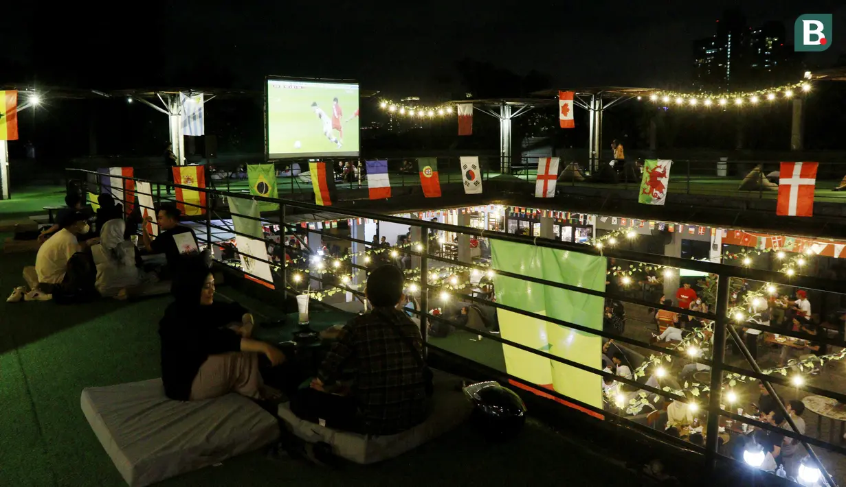 Ada keseruan yang terjadi di 15th Park Kemang, Jakarta pada Jumat (2/12/2022) dalam Acara “Layar Juara Dunia FIFA World Cup 2022” yang menghadirkan nobar antara Korea Selatan Vs Portugal di Piala Dunia 2022. (Bola.com/M iqbal Ichsan)