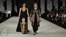 Shelomita bersama Marini Sardi berjalan diatas panggung mengenakan busana rancangan Era Soekamto  dalam pagelaran The Iconic Women Senayan City Fashion Nation ke-11, Jakarta, Rabu (12/4). (Liputan6.com/Herman Zakharia)