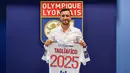 Nicolas Tagliafico. Striker Argentina berusia 23 tahun ini akan memperkuat klub barunya Olympique Lyon di musim 2022/2023 usai didatangkan dari Ajax Amsterdam, klub yang dibelanya selama 4,5 musim sejak pertengahan musim 2017/2018, dengan nilai transfer 4,2 juta euro. Bersama Ajax ia total tampil dalam 167 laga di semua ajang dengan torehan 16 gol dan 22 asist. Bersama Timnas Argentina ia telah mengoleksi 40 caps sejak melakukan debut pada 9 Juni 2017. (ol.fr)