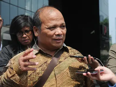 Mantan Ketua Pusat Pelaporan dan Analisis Transaksi Keuangan (PPATK) Yunus Husein menjawab pertanyaan wartawan usai menjadi pembicara internal pegawai KPK di gedung KPK, Jakarta, Senin (30/4).  (Merdeka.com/Dwi Narwoko)