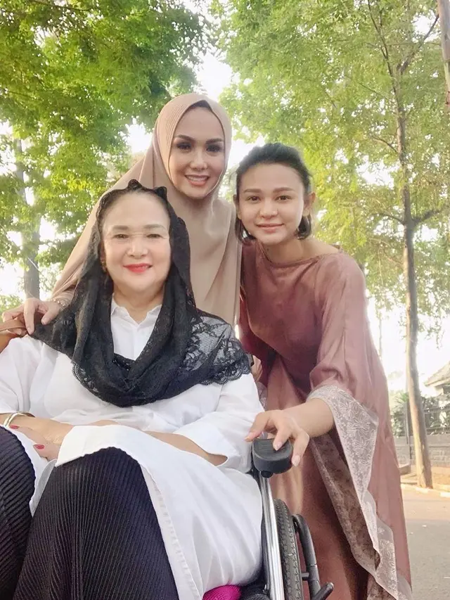 6 Potret Kebersamaan Yuni Shara dan Ibunda yang Jarang Tersorot