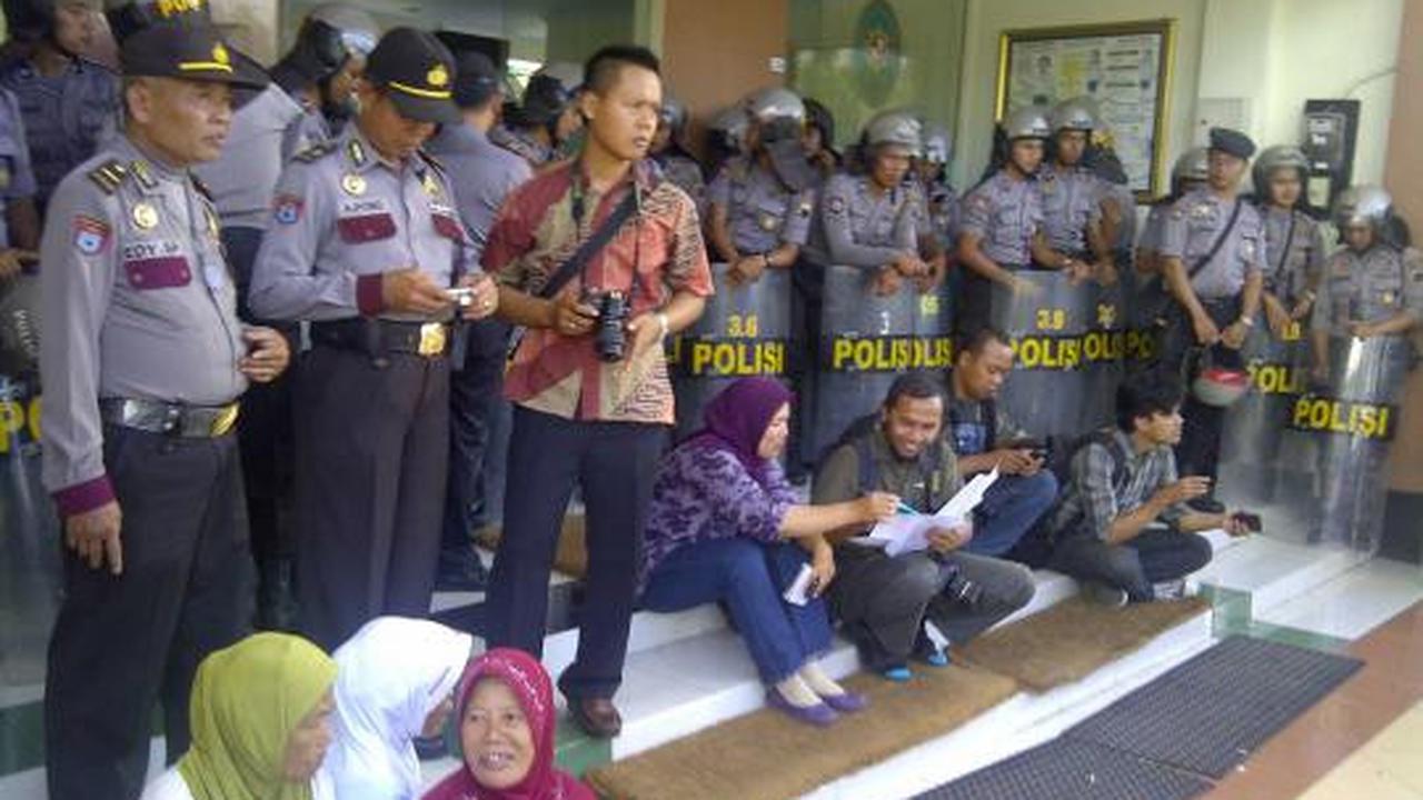 Ratusan warga bawa keranda mayat dan kambing ke PN Mungkid