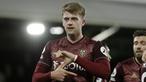 Striker Leeds United, Patrick Bamford melakukan selebrasi usai mencetak gol pertama timnya ke gawang Fulham dalam laga lanjutan Liga Inggris 2020/2021 pekan ke-29 di Craven Cottage, London, Jumat (19/3/2021). Leeds United menang 2-1 atas Fulham. (AFP/Matt Dunham/Pool)
