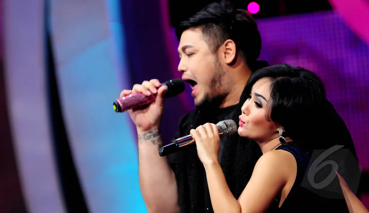 Ivan gunawan terlihat mesra bersama Yuni Shara saat tampil di acara D'Academi 2015, Studio 5 Daan Mogoot, Jakarta. Foto diambil pada Jumat (8/5/2015). (Liputan6.com/Faisal R Syam)