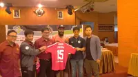 Marquee player Semen Padang, Didier Zokora telah resmi diperkenalkan sebagai pemain baru pada Senin (24/4/2017). (Bola.com/Arya Sikumbang)