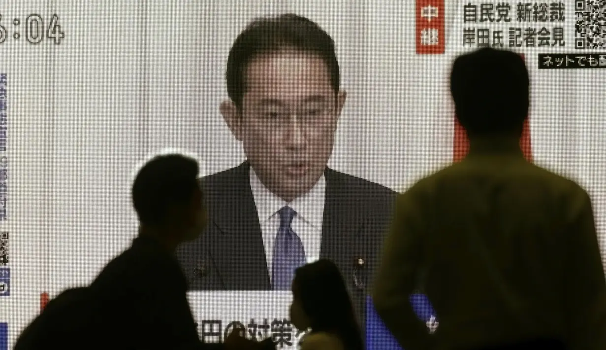 Sebuah layar menunjukkan konferensi pers mantan Menteri Luar Negeri Fumio Kishida setelah kemenangannya dalam pemilihan kepemimpinan Partai Demokrat Liberal, di Osaka, Rabu (29/9/2021). Kishida menang dalam pemilihan di parlemen menjadi perdana menteri Jepang yang baru. (Kyodo News via AP)